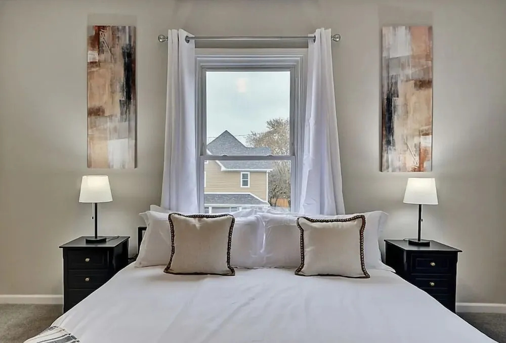 Spacious 6BR/3BA House w/ Parking! Sleeps 20! — фото 3