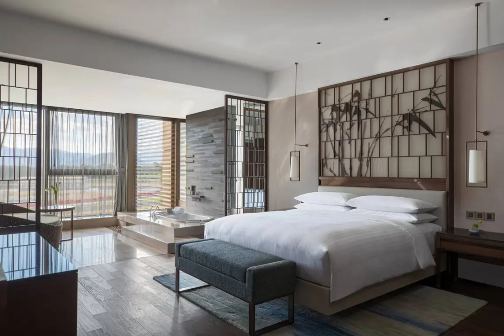 1 Bedroom Premium Double Suite with mountain view (full double bed)