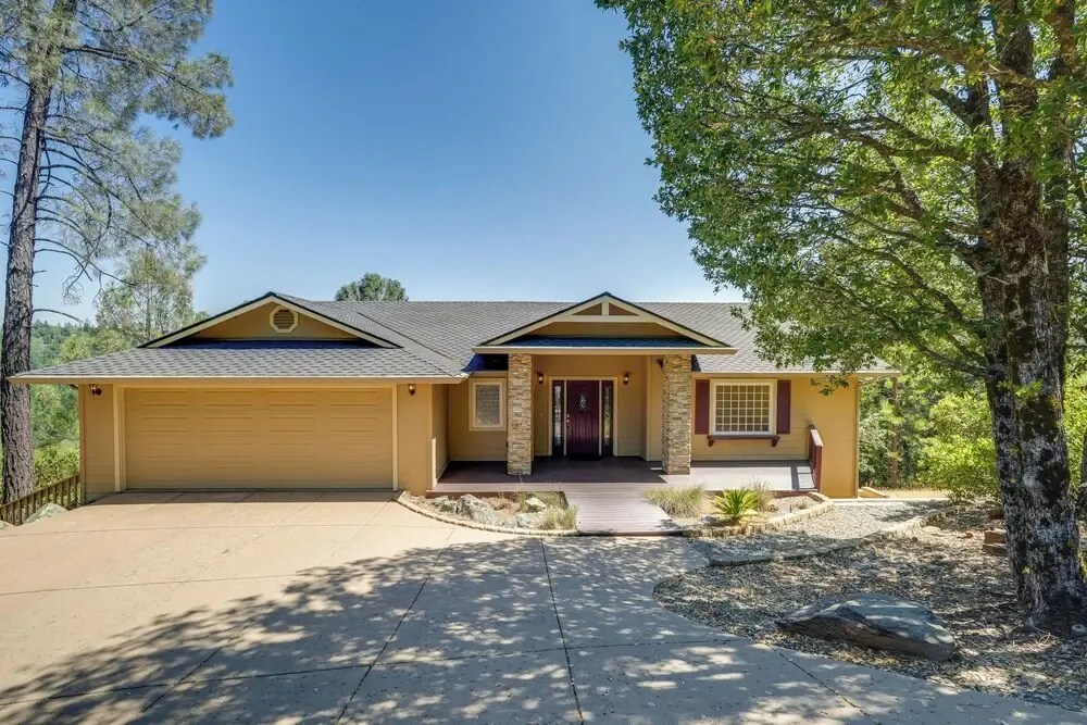 Hot Tub + Game Room: Family Retreat in Groveland!