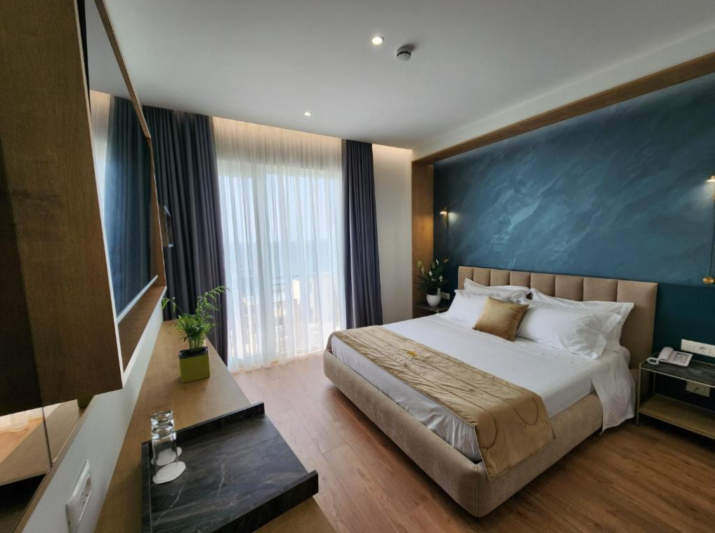 Superior Double room with balcony and with sea view (full double bed)