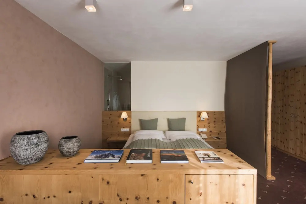 Deluxe Double Suite with mountain view full double bed