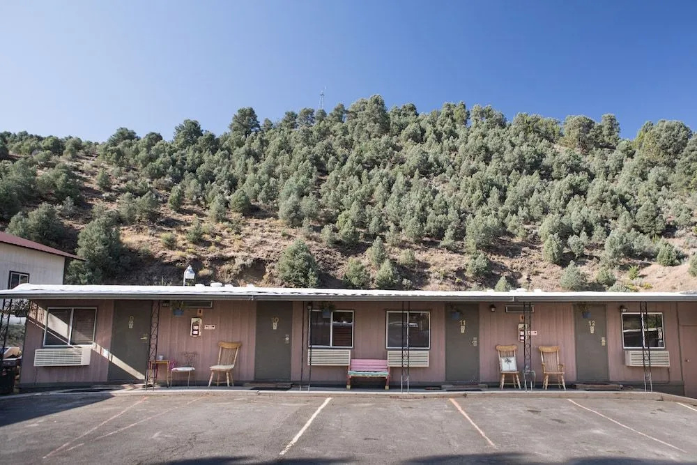 Cozy Mountain Motel
