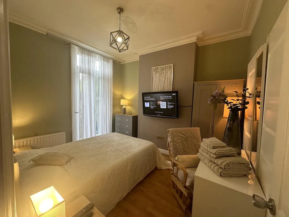House - Sleeps 4 - Garden - Pets Ok - Parking — фото