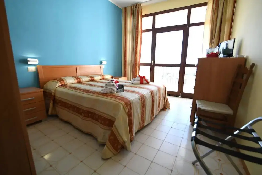 Economy Triple room with sea view