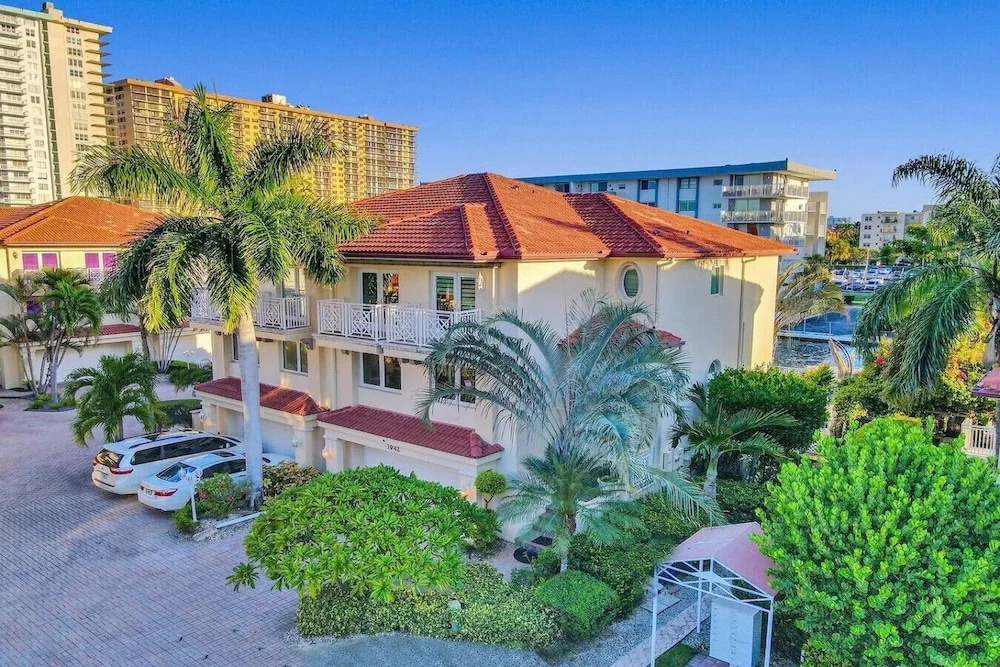 518 Massive Waterfront Home With Pool!