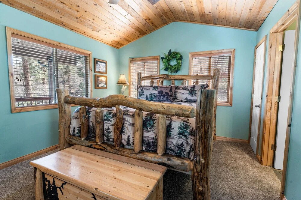 Sleepy Bear Lodge - Upper Moonridge Location With A Tree Top Setting Awaits. Large Back Deck! 4 Bedroom Cabin