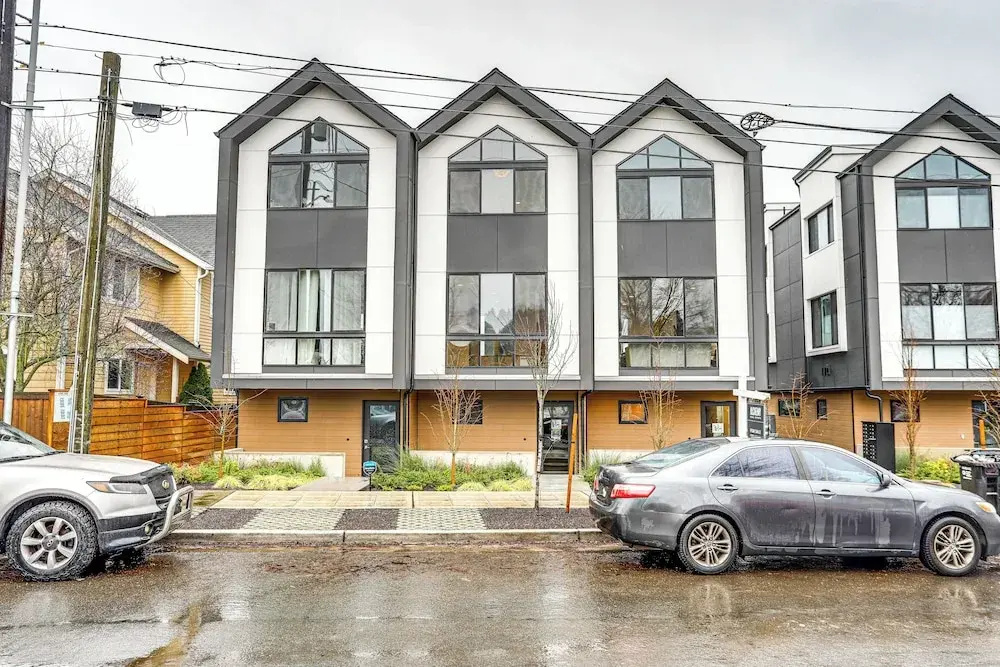 Modern Seattle Townhome: Walk to Light Rail!