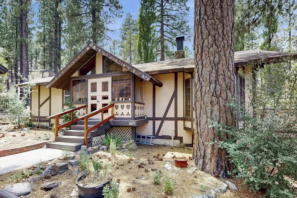 2BR House w/ Private Hot Tub, Free Wifi