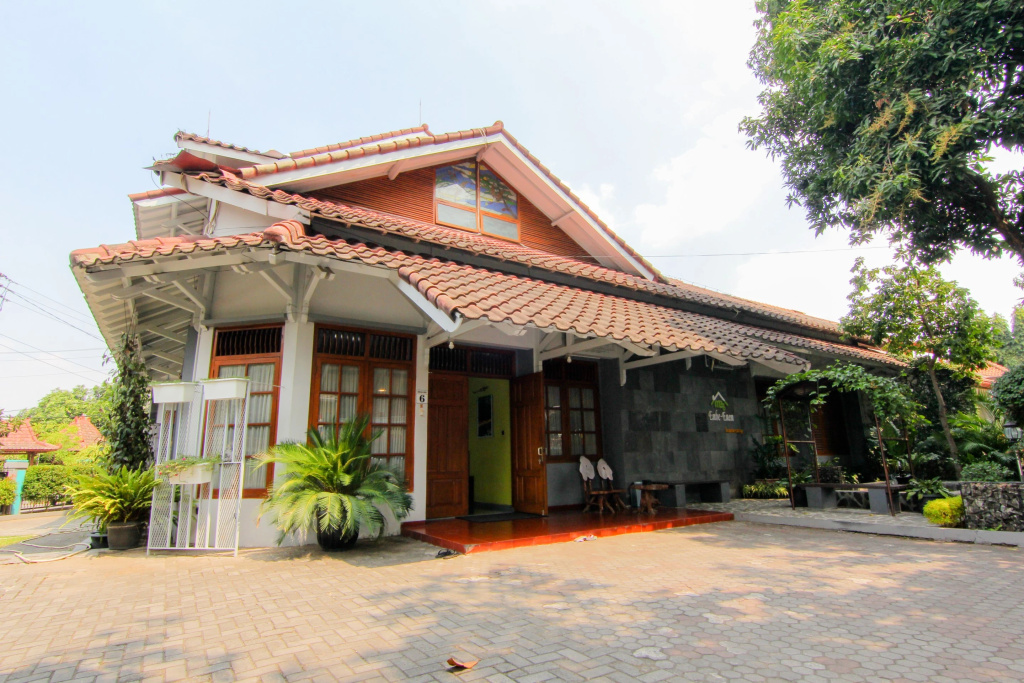 Embe Enem Homestay by ZUZU