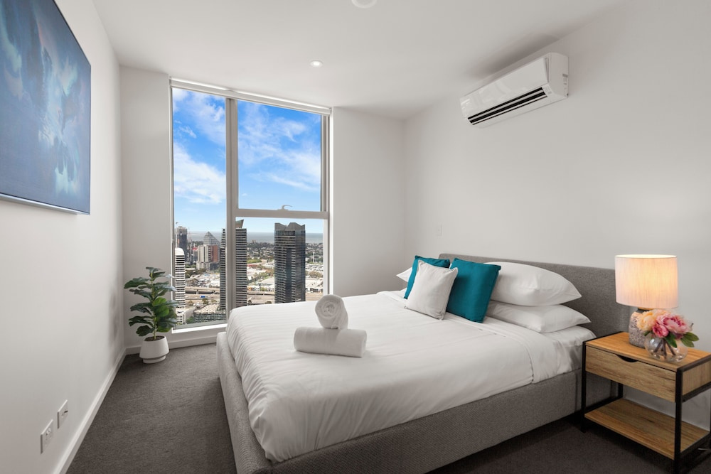 3 Bedrooms Executive Apartment with balcony and with city view