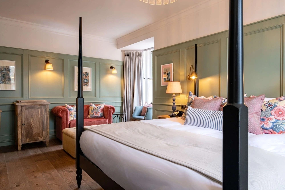 Double Suite full double bed