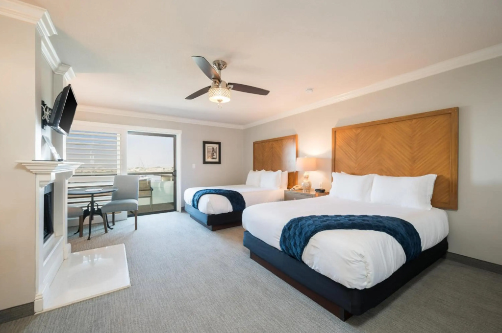 456 Embarcadero Inn & Suites — 4