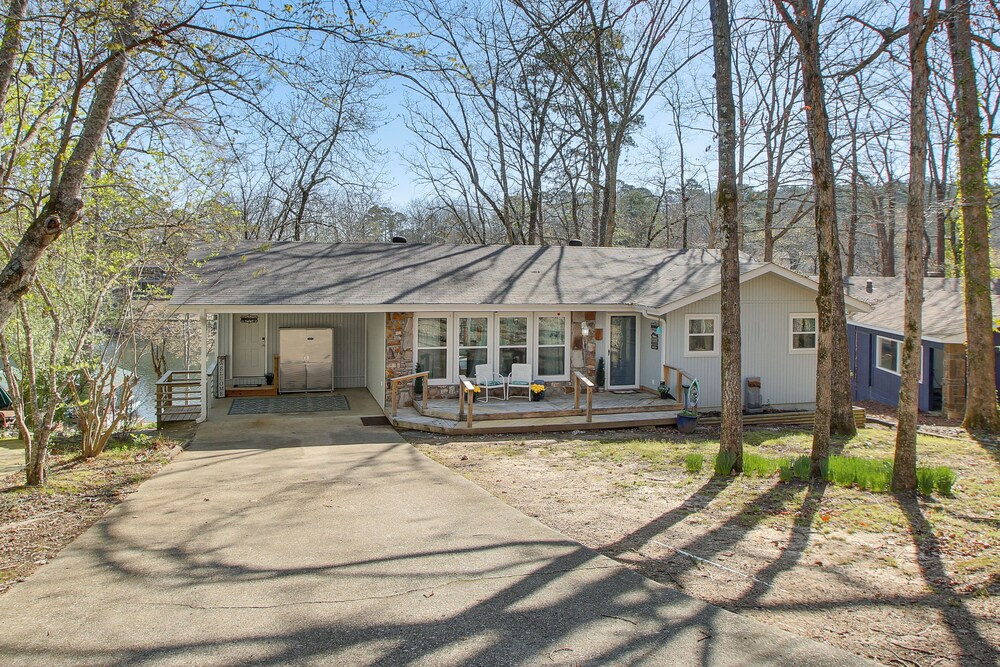 Tranquil Family Retreat w/ Views on Lake Desoto