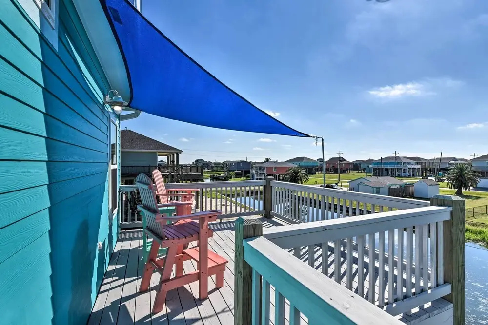 Walk to Shore: Crystal Beach Home w/ Deck + Grill!