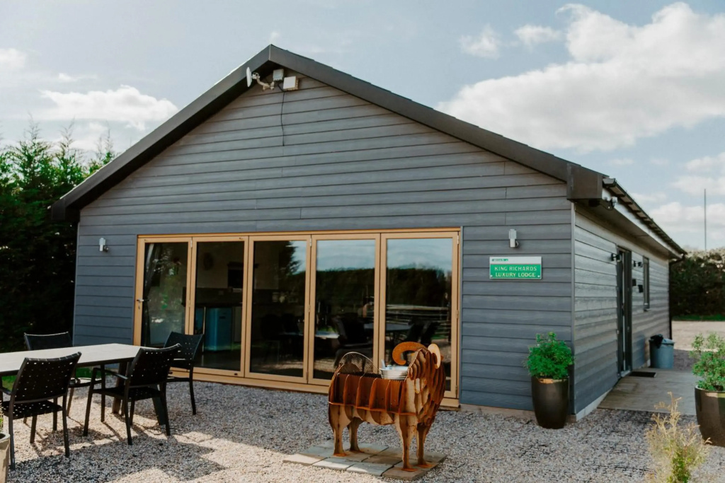 King Richards Luxury large Lodge sleeps 8 at Fairview Farm Near Sherwood Forest in Ravenshead Nottingham set in 88 acres of Farm Land with Great Walks,Views,Pet Animals