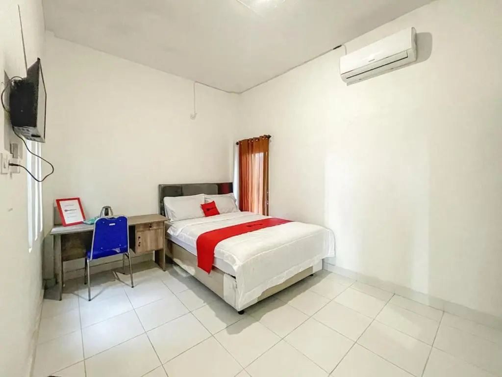 RedDoorz near Siloam Hospital Mataram