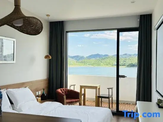 Standard Double room with lake view (full double bed)