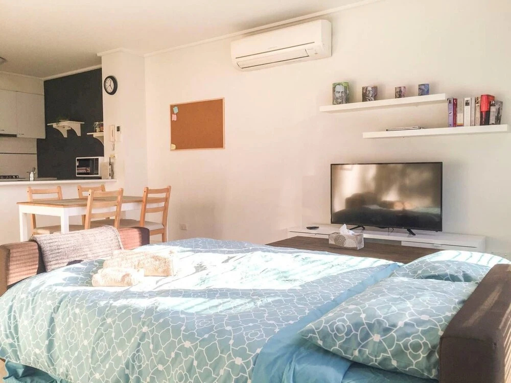 Two Bedrooms near Crown with Free WiFi and Carpark