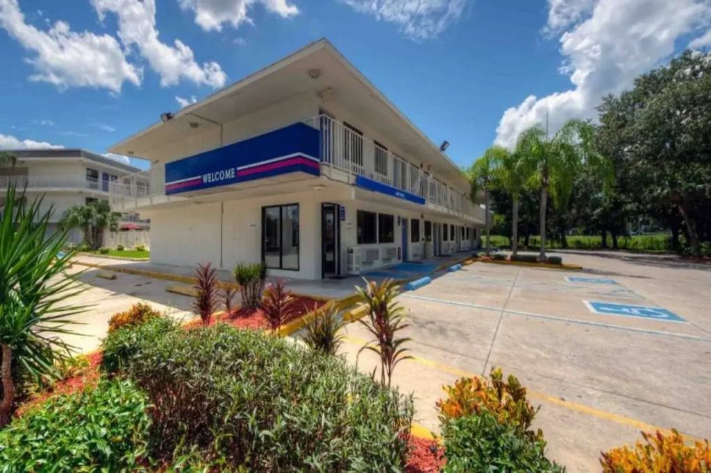 Motel 6 Bradenton, FL