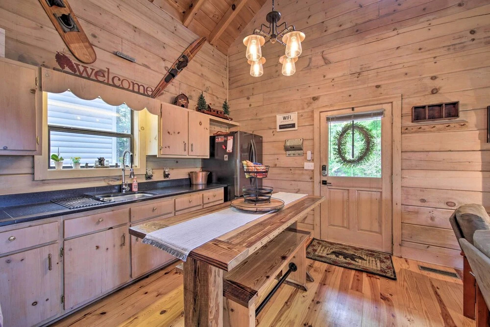 Treetop Hideout w/ Long-range Mountain Views! — 5