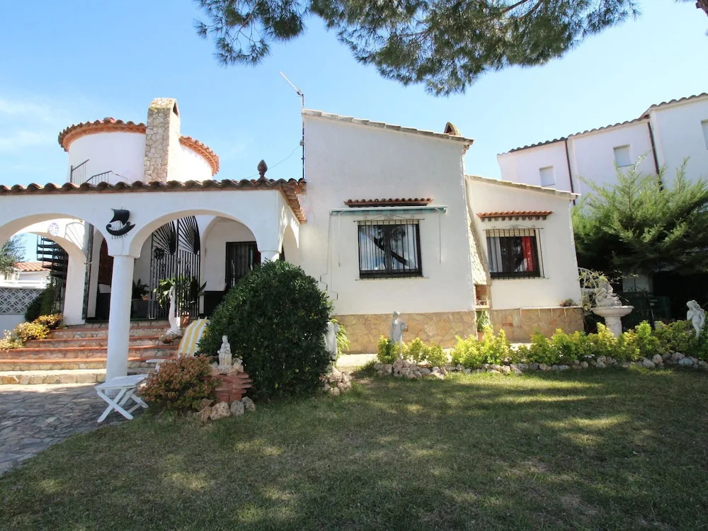Majestic Holiday Home in Empuriabrava With Private Swimming Pool, Garden and Mooring