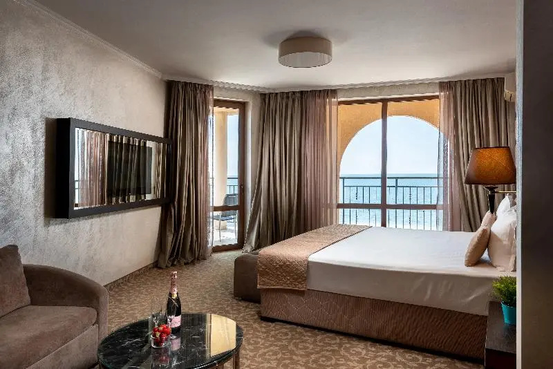 Luxury Double room with sea view (full double bed)
