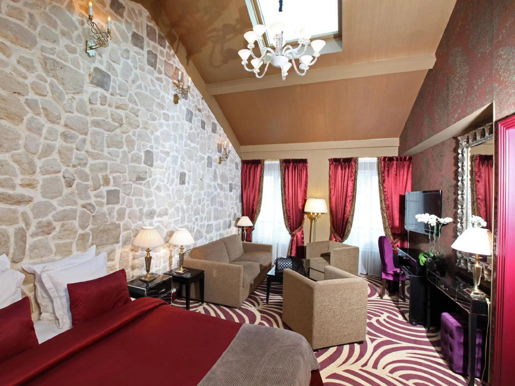 Deluxe Double room (full double bed)