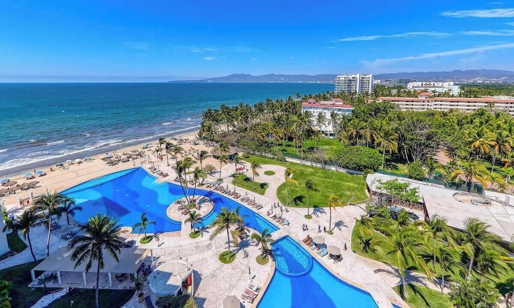 Oceanfron 4 BR Condo - Beach - Wyndham Pool