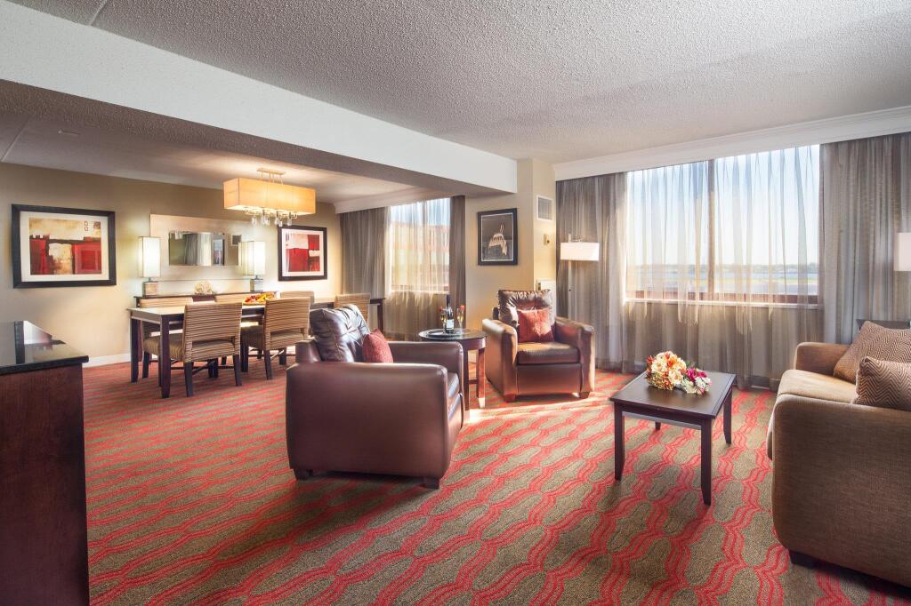 LaGuardia Plaza Hotel by null