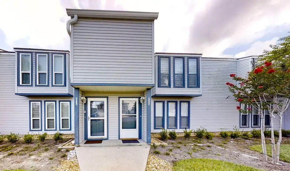 Two-story Condo With Pool, Tennis & Patio - 2 Short Blocks to the Beach
