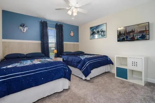 Four Bedrooms with Screen PoolStoreyLake 4910