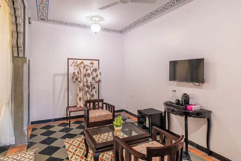 Superior Double room with courtyard view (full double bed)