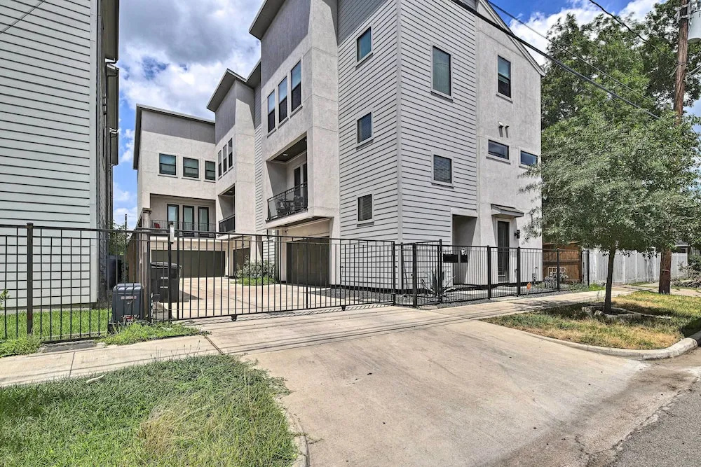 Stylish Houston Townhome ~ 3 Mi to Downtown!