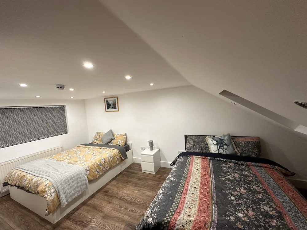6-bed 3-bath Home - Sleeps 14 & Free Parking — фото