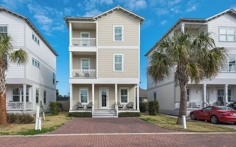Bright and Modern - Down the Street to the Beach