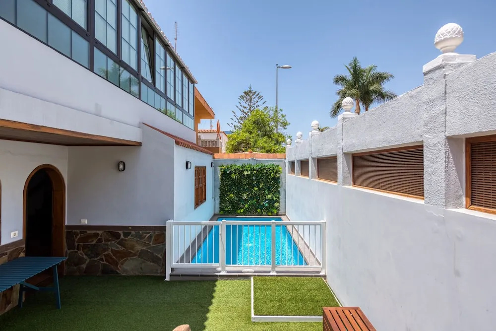 Great house with pool close to beach