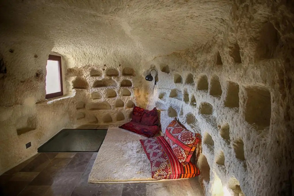 1811 Cave Hotel