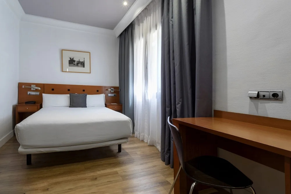 Small Double room (full double bed) (small)