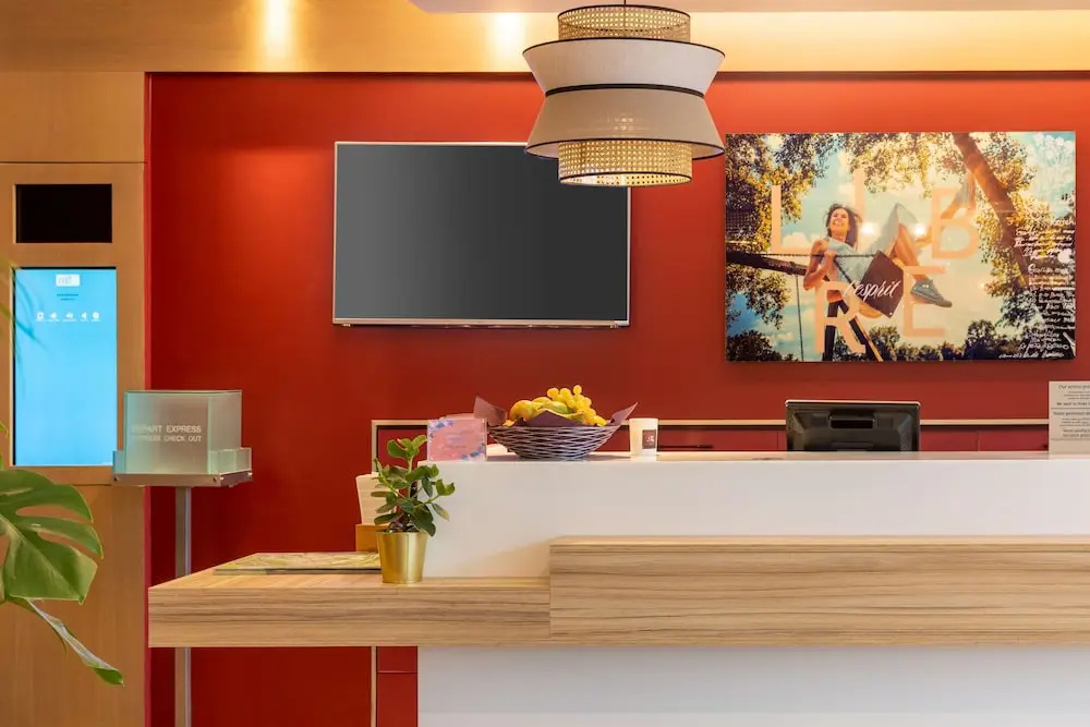 Lobby & Reception