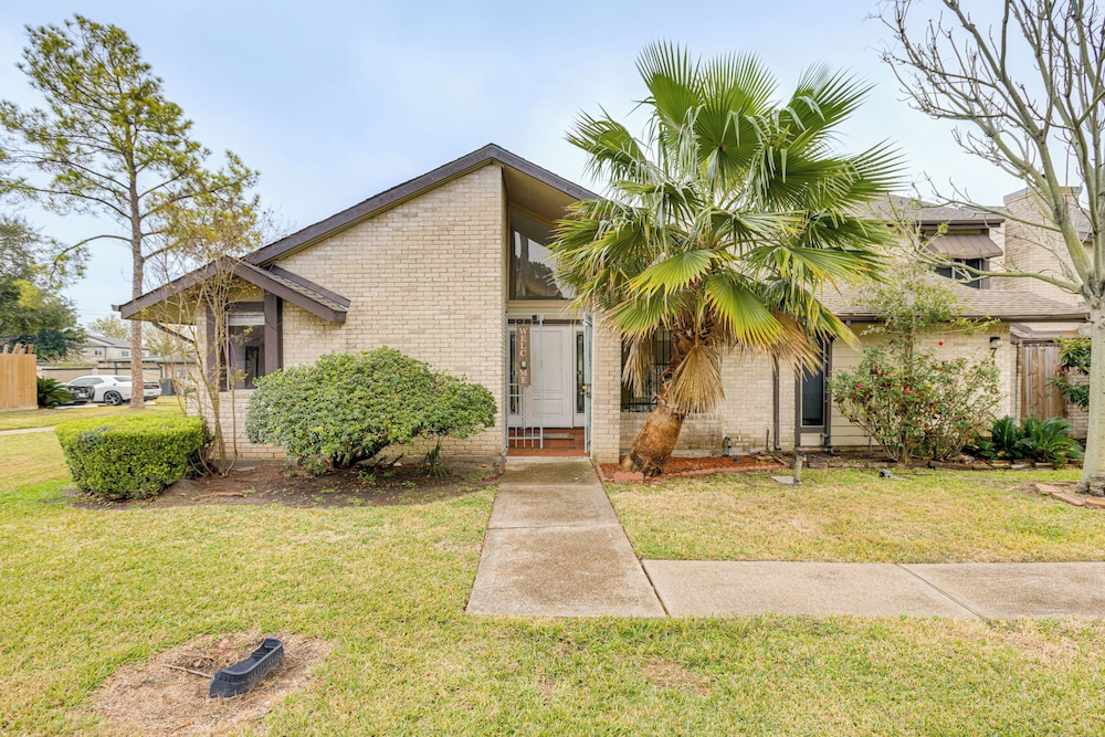Quick Hwy Access: Family Retreat in Houston