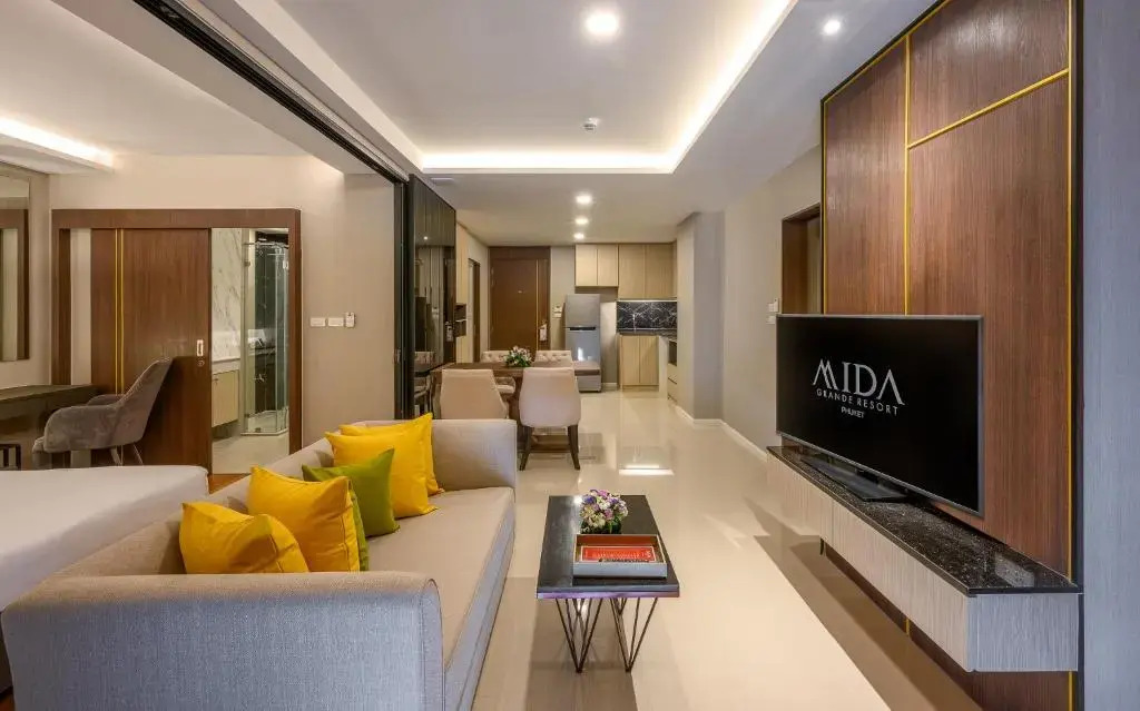 Люкс с бассейном Grande с 2 комнатами с видом на океан в Курортный отель MIDA Grande Resort Phuket