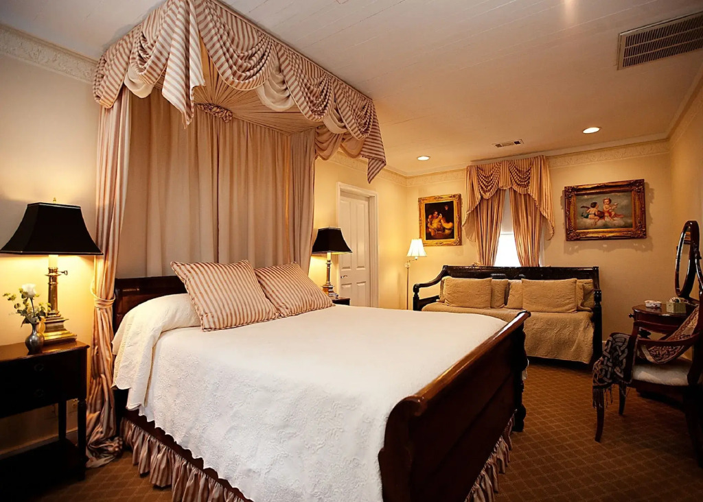 Monmouth Historic Inn & Gardens by null