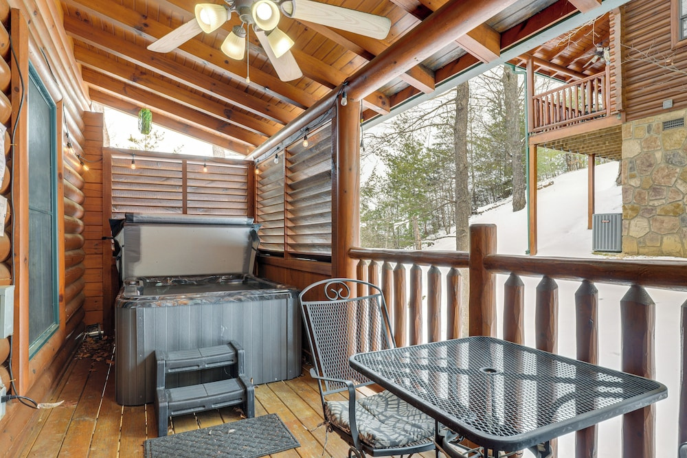 Family Haven w/ Hot Tub! 5 Mi to Dtwn Pigeon Forge
