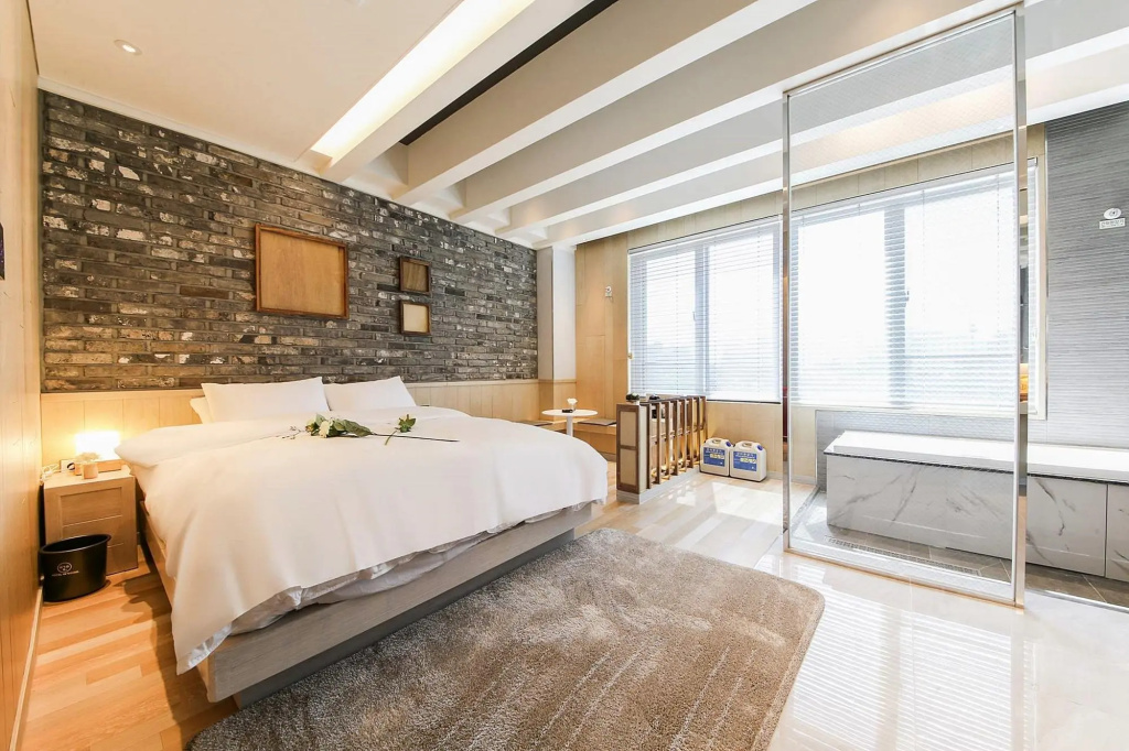 Double Suite (full double bed)