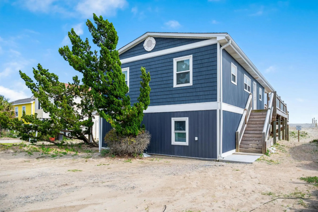 Lady Di's by Oak Island Accommodations