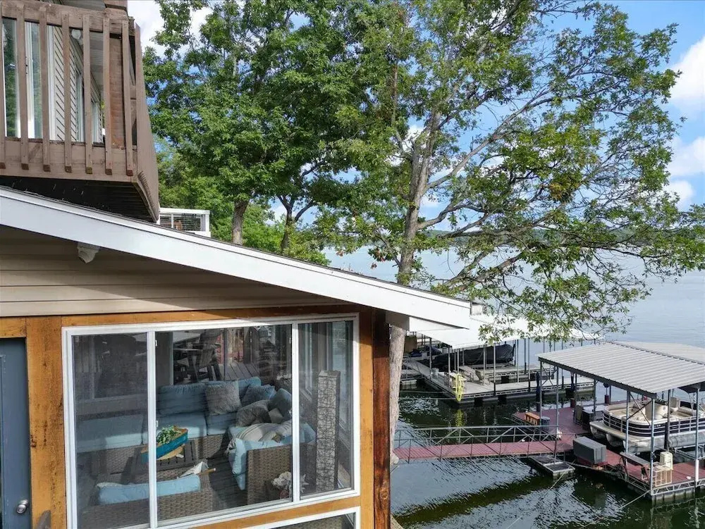 Captivating Views, Amazing Design and Lake Living