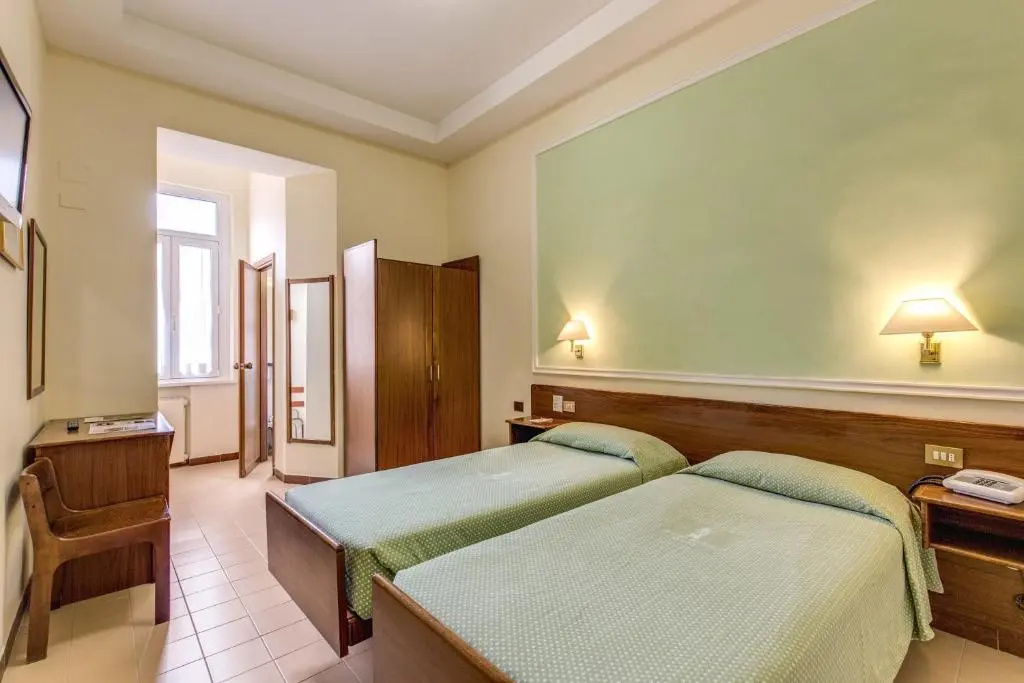Double room (full double bed)