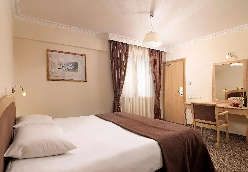 Classic Double room (full double bed)