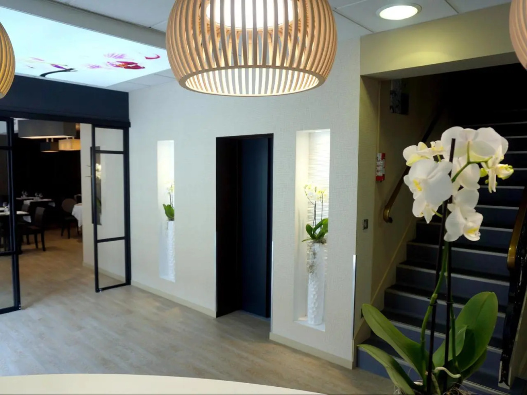 Lobby & Reception