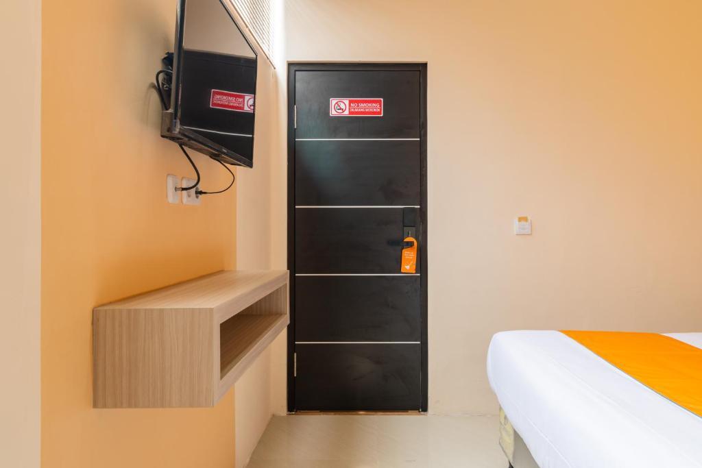 Двухместный номер Economy двуспальная кровать в Sans Hotel Bubulak Bogor